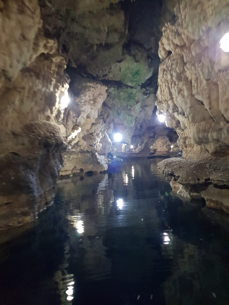 درون غار
